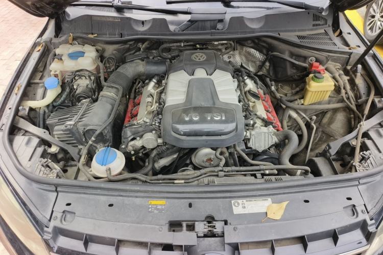 Used Volkswagen Touareg 2014 3.0 TSI New Edition Engine Bay