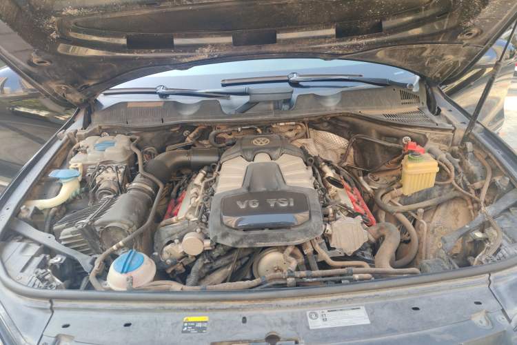 Used Volkswagen Touareg 2014 3.0 TSI New Edition Engine Bay