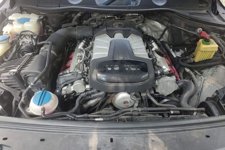 Used Volkswagen Touareg 2014 3.0 TSI New Edition Engine Bay