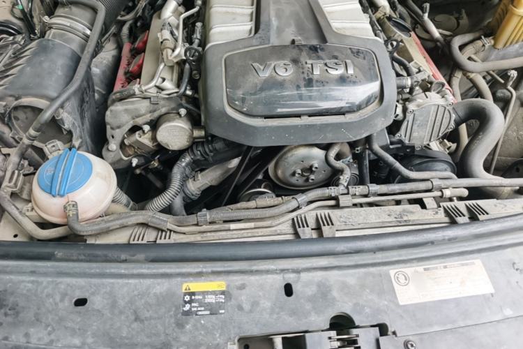 Used Volkswagen Touareg 2014 3.0 TSI New Edition Engine Bay