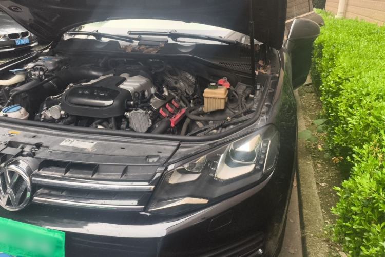 Used Volkswagen Touareg 2014 3.0 TSI New Edition Engine Bay Left