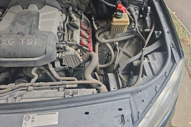 Used Volkswagen Touareg 2014 3.0 TSI New Edition Engine Bay Left