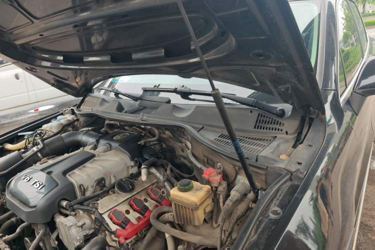 Used Volkswagen Touareg 2014 3.0 TSI New Edition Engine Bay Left
