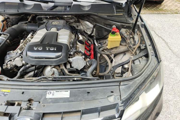 Used Volkswagen Touareg 2014 3.0 TSI New Edition Engine Bay Left