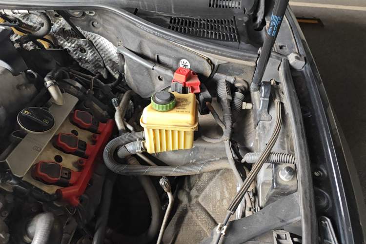 Used Volkswagen Touareg 2014 3.0 TSI New Edition Engine Bay Left