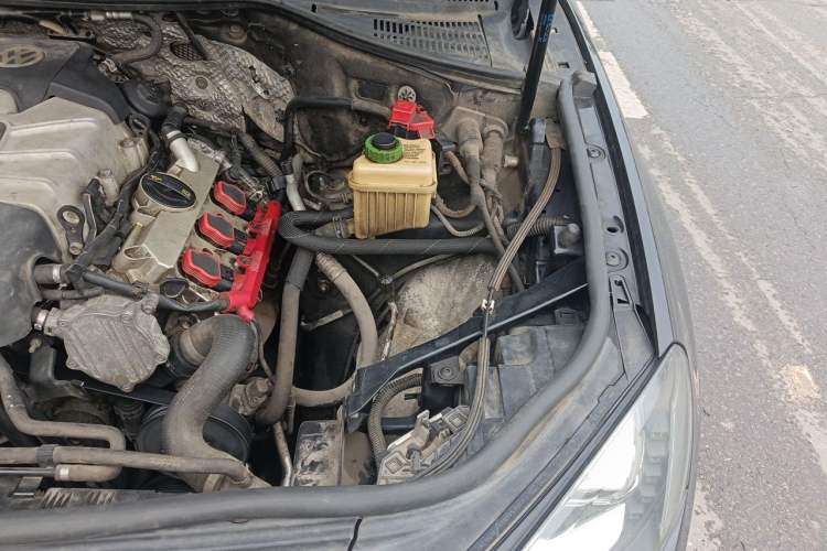 Used Volkswagen Touareg 2014 3.0 TSI New Edition Engine Bay Left