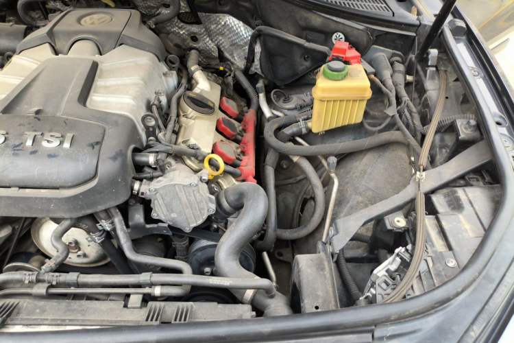 Used Volkswagen Touareg 2014 3.0 TSI New Edition Engine Bay Left