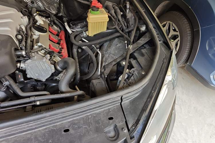 Used Volkswagen Touareg 2014 3.0 TSI New Edition Engine Bay Left