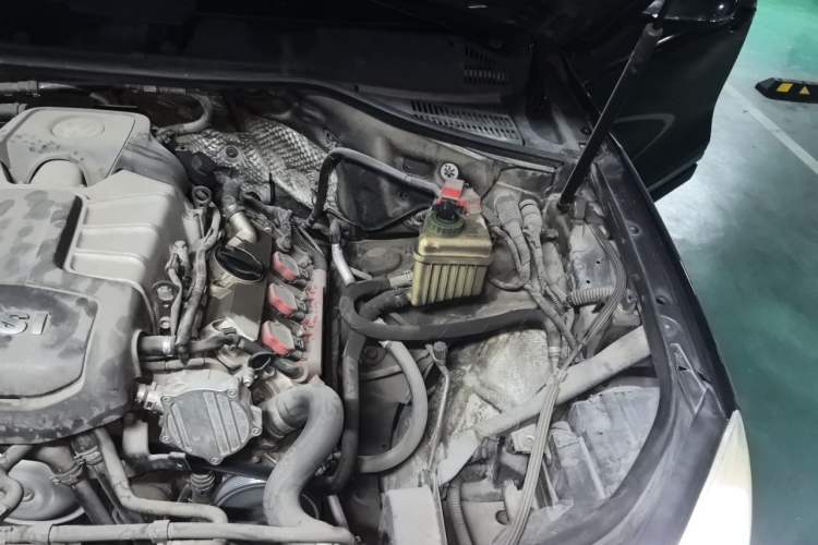Used Volkswagen Touareg 2014 3.0 TSI New Edition Engine Bay Left
