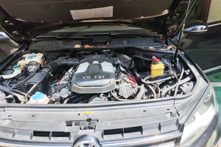 Used Volkswagen Touareg 2014 3.0 TSI New Edition Engine Bay Left