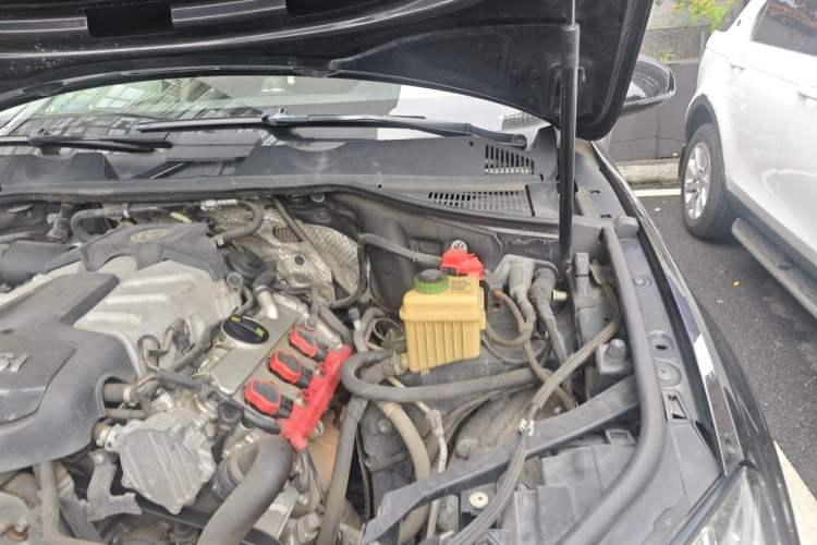 Used Volkswagen Touareg 2014 3.0 TSI Black Explorer Engine Bay Left