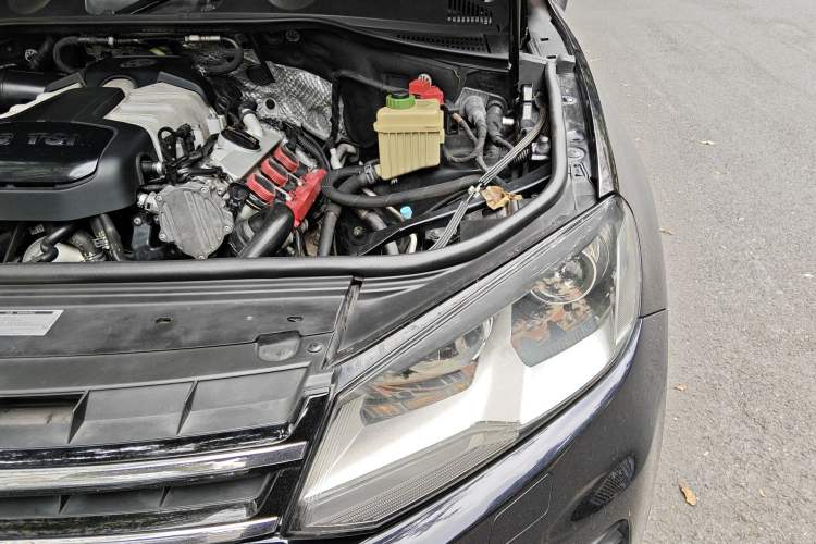 Used Volkswagen Touareg 2014 3.0 TSI New Edition Engine Bay Left