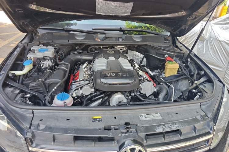 Used Volkswagen Touareg 2014 3.0 TSI New Edition Engine Bay