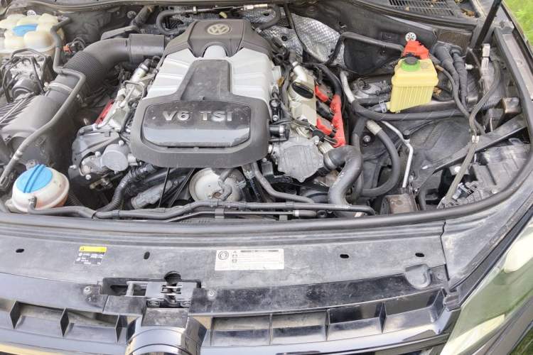 Used Volkswagen Touareg 2014 3.0 TSI New Edition Engine Bay
