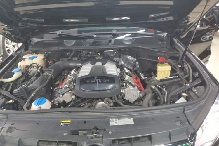 Used Volkswagen Touareg 2014 3.0 TSI New Edition Engine Bay