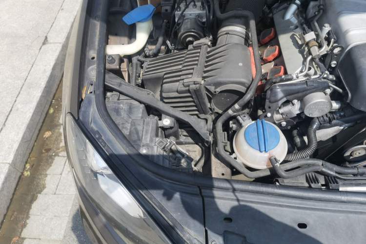 Used Volkswagen Touareg 2014 3.0 TSI New Edition Engine Bay Right