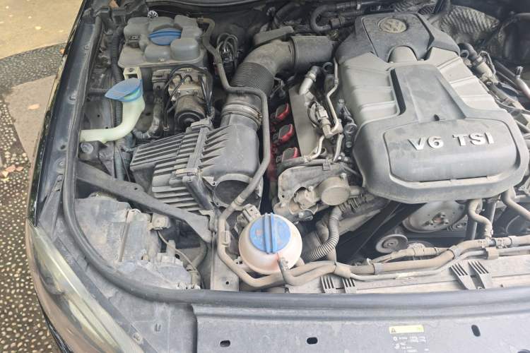 Used Volkswagen Touareg 2014 3.0 TSI New Edition Engine Bay Right