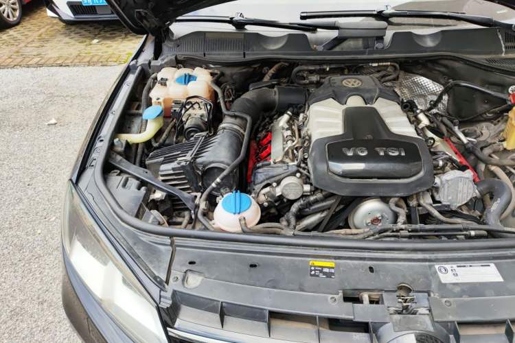 Used Volkswagen Touareg 2014 3.0 TSI New Edition Engine Bay Right