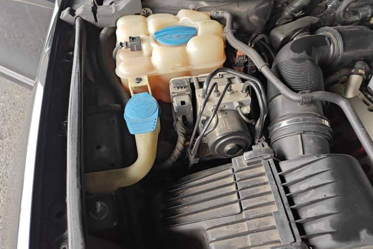 Used Volkswagen Touareg 2014 3.0 TSI New Edition Engine Bay Right