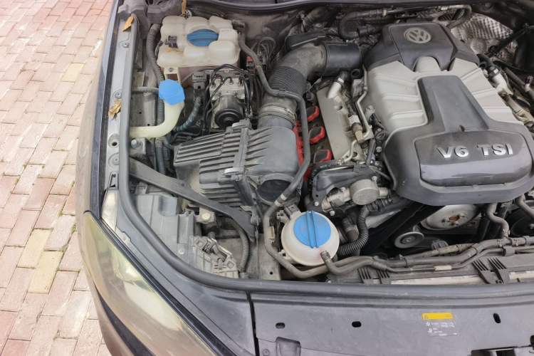 Used Volkswagen Touareg 2014 3.0 TSI New Edition Engine Bay Right