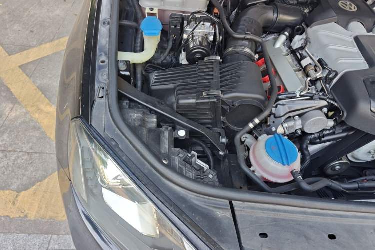 Used Volkswagen Touareg 2014 3.0 TSI New Edition Engine Bay Right