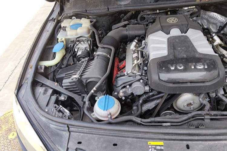 Used Volkswagen Touareg 2014 3.0 TSI New Edition Engine Bay Right