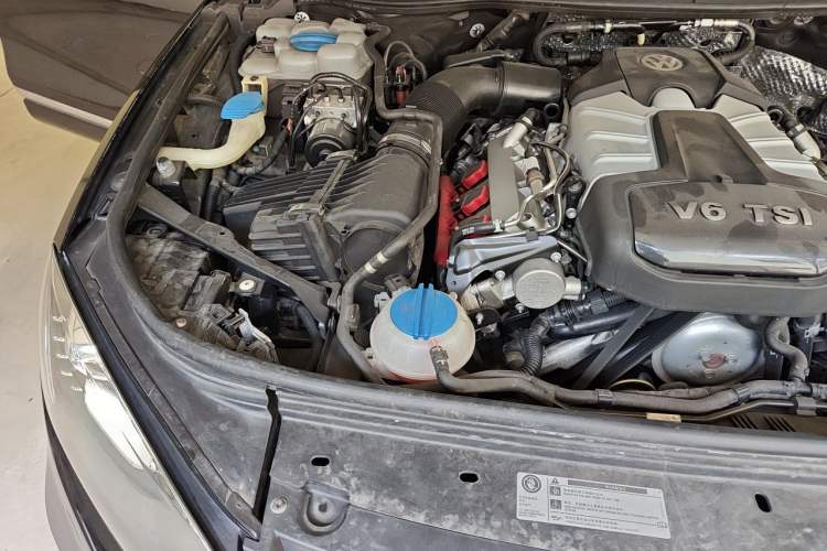 Used Volkswagen Touareg 2014 3.0 TSI New Edition Engine Bay Right
