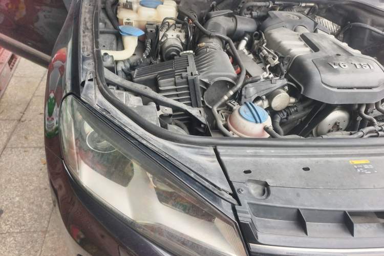 Used Volkswagen Touareg 2014 3.0 TSI New Edition Engine Bay Right