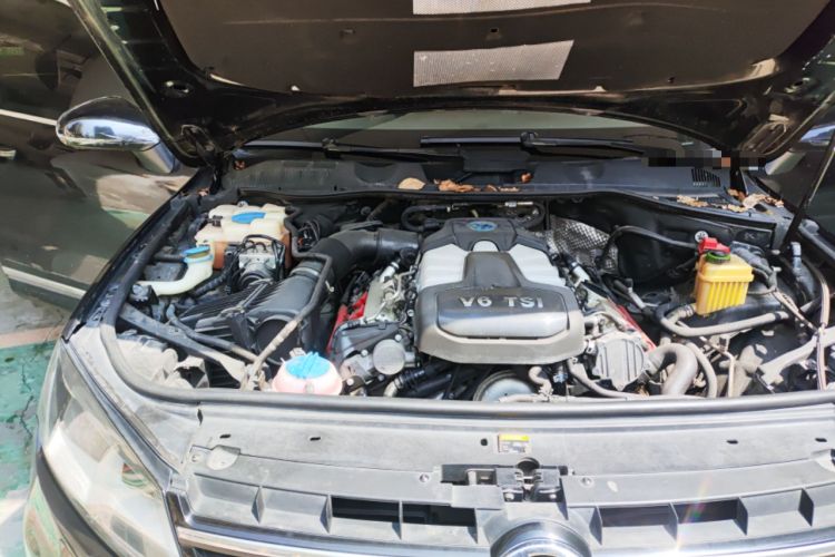 Used Volkswagen Touareg 2014 3.0 TSI New Edition Engine Bay Right