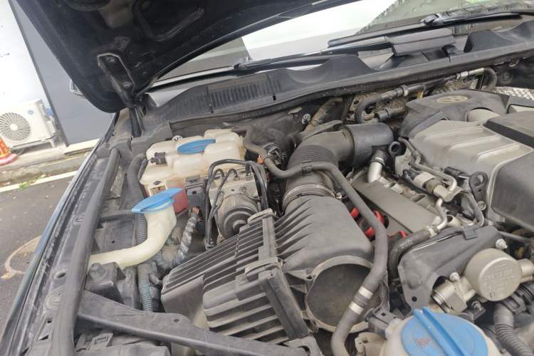 Used Volkswagen Touareg 2014 3.0 TSI Black Explorer Engine Bay Right