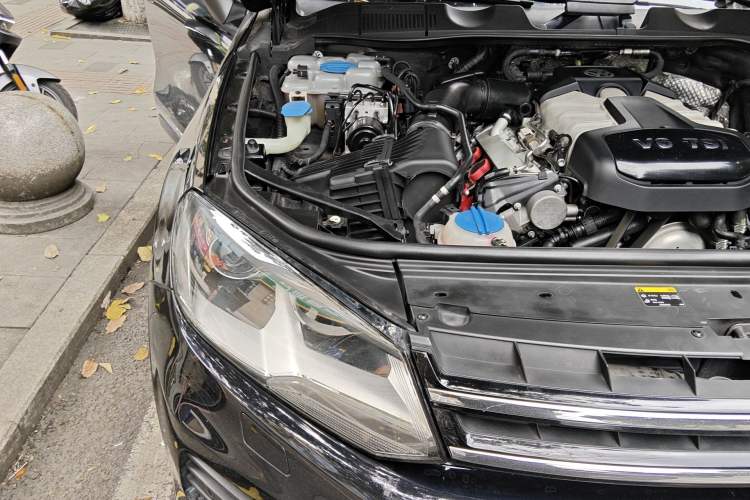 Used Volkswagen Touareg 2014 3.0 TSI New Edition Engine Bay Right