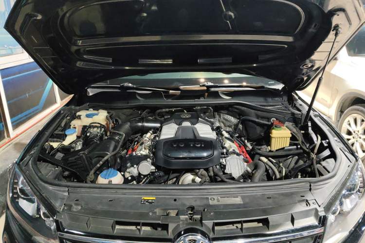 Used Volkswagen Touareg 2014 3.0 TSI New Edition Engine Bay