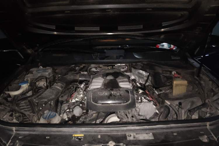 Used Volkswagen Touareg 2014 3.0 TSI New Edition Engine Bay