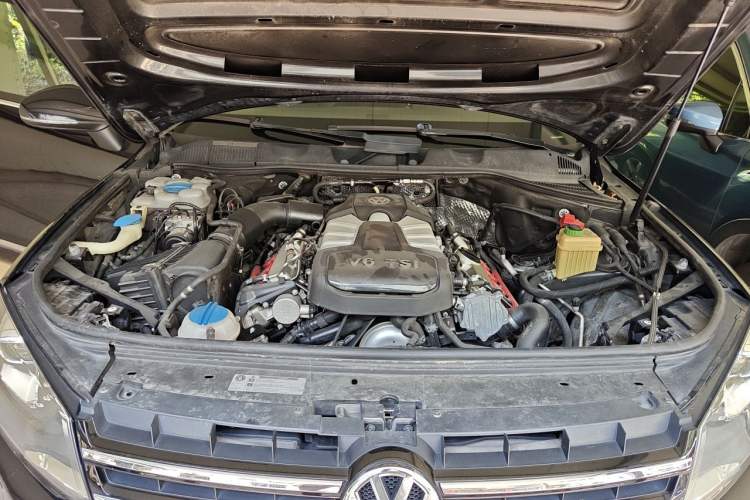 Used Volkswagen Touareg 2014 3.0 TSI New Edition Engine Bay