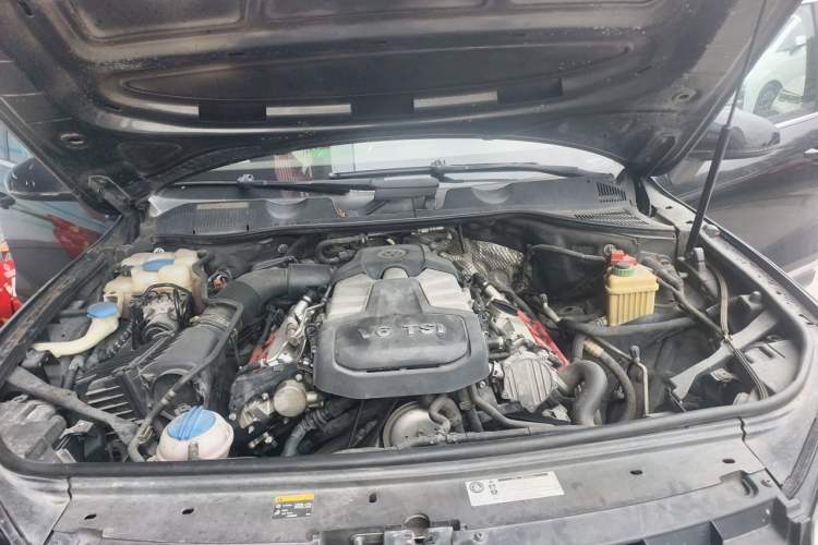 Used Volkswagen Touareg 2014 3.0 TSI New Edition Engine Bay