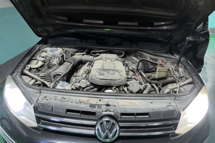 Used Volkswagen Touareg 2014 3.0 TSI New Edition Engine Bay