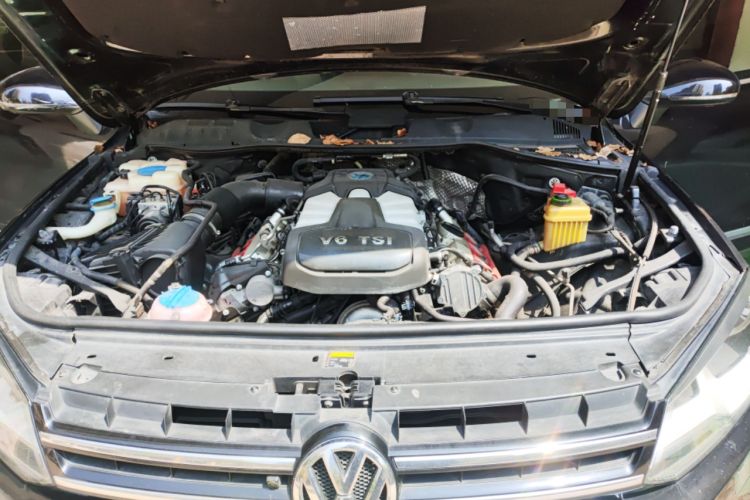 Used Volkswagen Touareg 2014 3.0 TSI New Edition Engine Bay