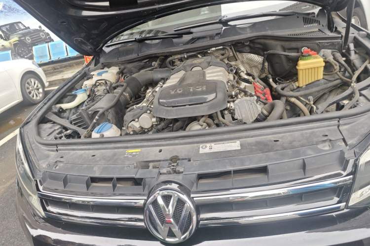 Used Volkswagen Touareg 2014 3.0 TSI Black Explorer Engine Bay