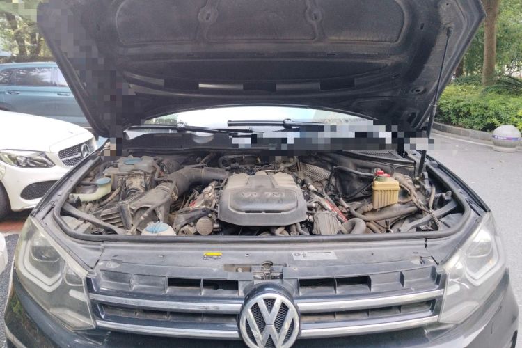 Used Volkswagen Touareg 2014 3.0 TSI New Edition Engine Bay