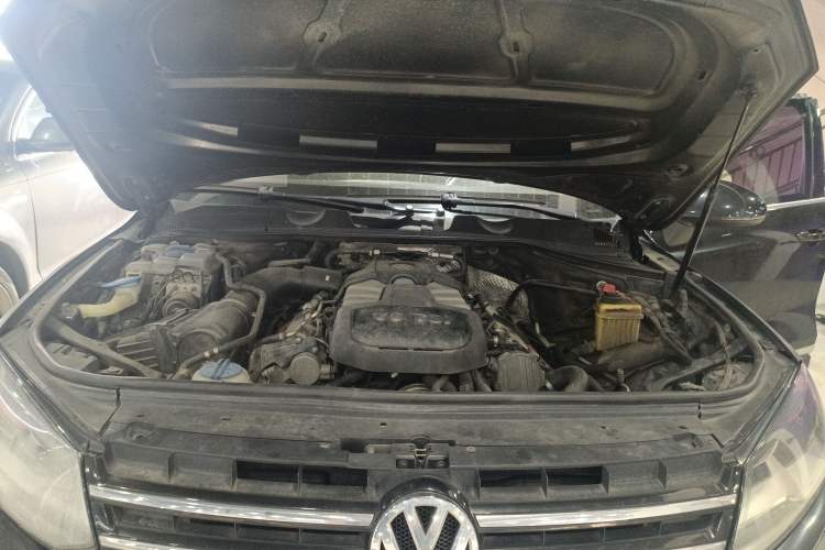 Used Volkswagen Touareg 2014 3.0 TSI New Edition Engine Bay