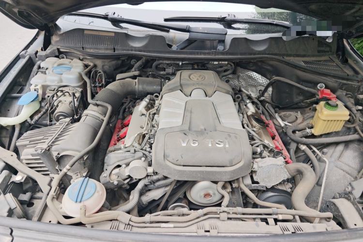 Used Volkswagen Touareg 2014 3.0 TSI New Edition Engine Bay