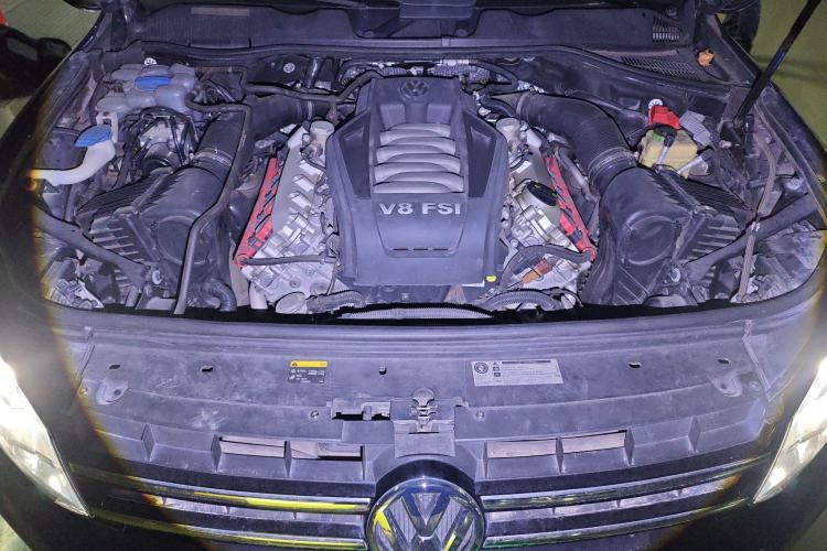 Used Volkswagen Touareg 2014 4.2L Standard Edition Engine Bay