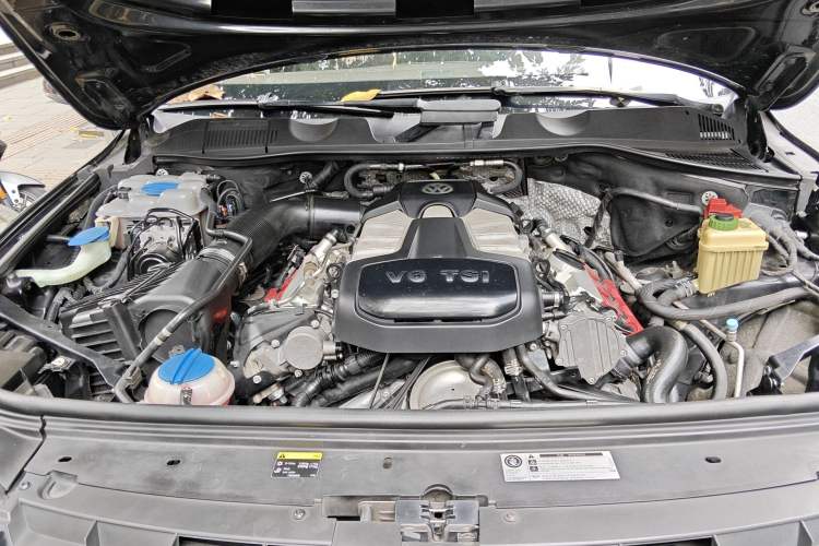 Used Volkswagen Touareg 2014 3.0 TSI New Edition Engine Bay