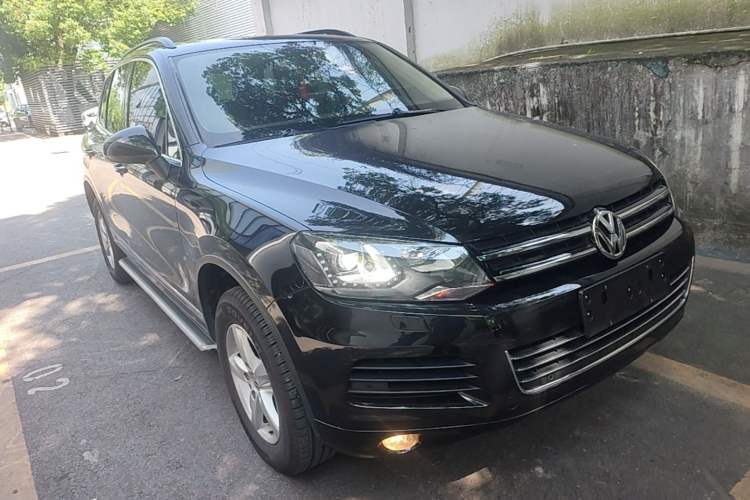 Used Volkswagen Touareg 2014 3.0 TSI New Edition Front Right 45 Deg