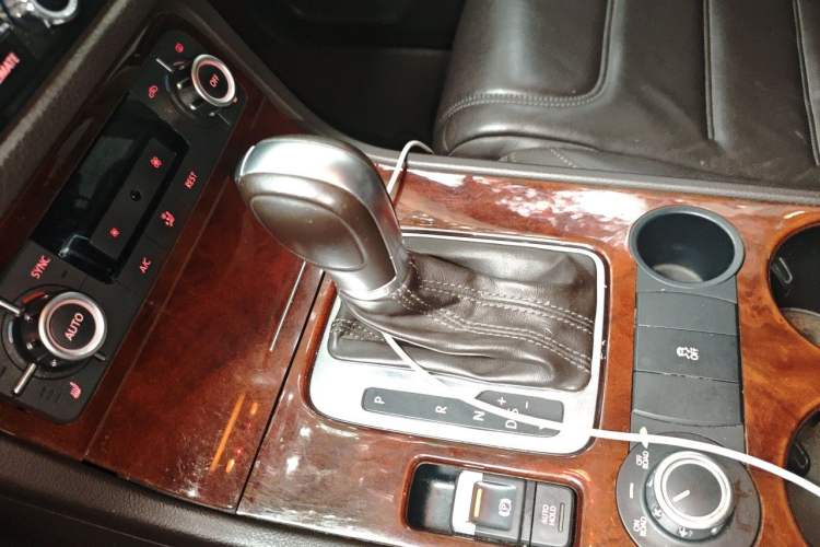 Used Volkswagen Touareg 2014 3.0 TSI New Edition Gear Lever
