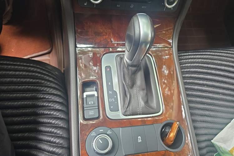 Used Volkswagen Touareg 2014 3.0 TSI New Edition Gear Lever