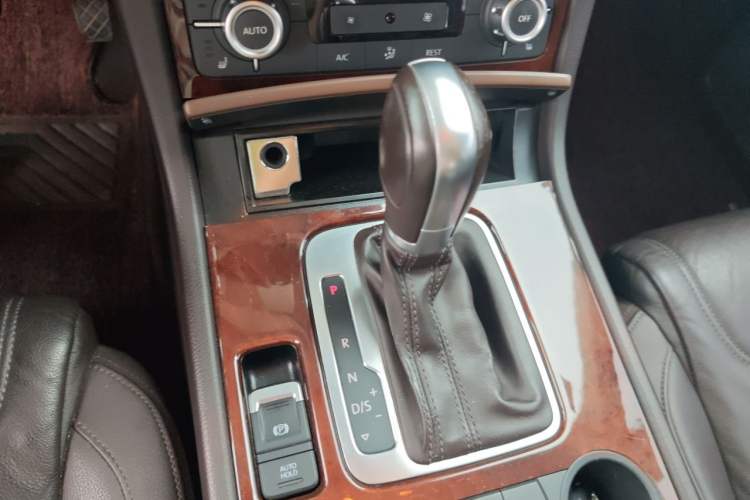 Used Volkswagen Touareg 2014 3.0 TSI New Edition Gear Lever