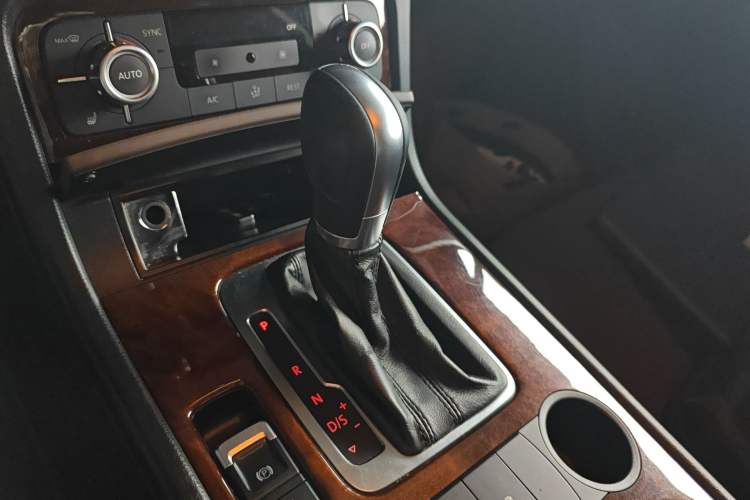 Used Volkswagen Touareg 2014 3.0 TSI New Edition Gear Lever