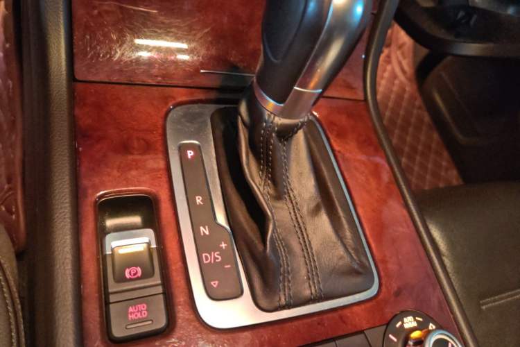 Used Volkswagen Touareg 2014 3.0 TSI New Edition Gear Lever