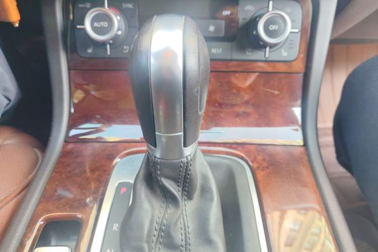 Used Volkswagen Touareg 2014 3.0 TSI New Edition Gear Lever